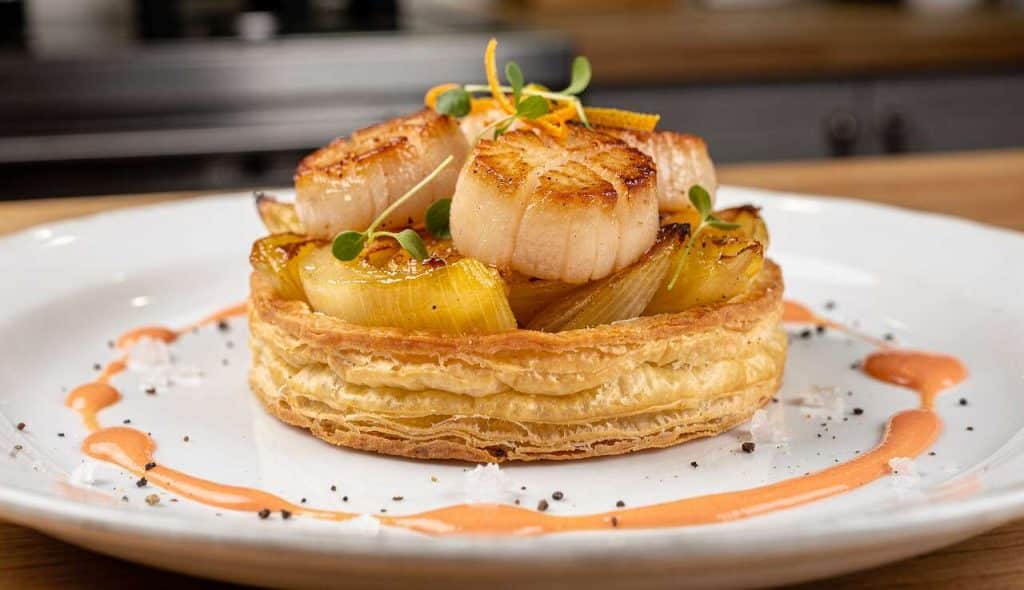 Tarte fine aux endives confites à l'orange avec Saint-Jacques et sauce corail