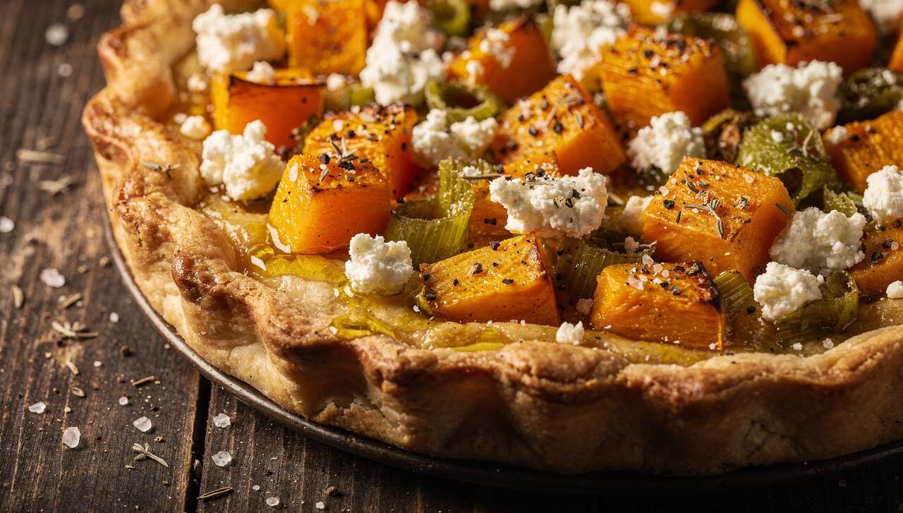 Tarte rustique courge, feta et poireau : recette savoureuse