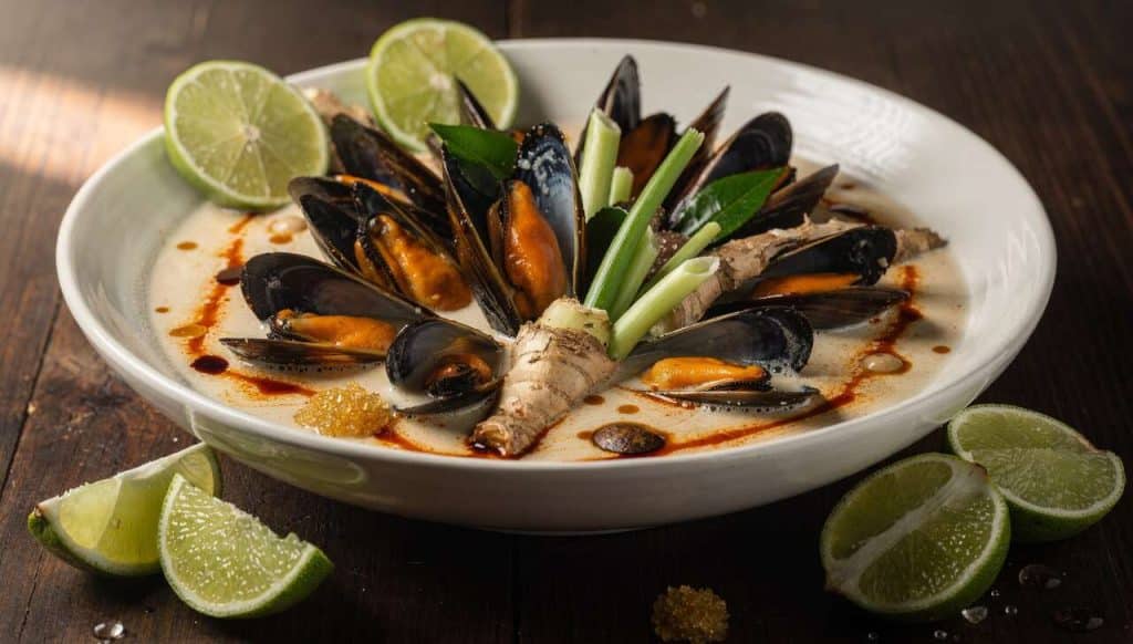 Moules en bouillon thaï de Cyril Lignac : recette exotique et savoureuse