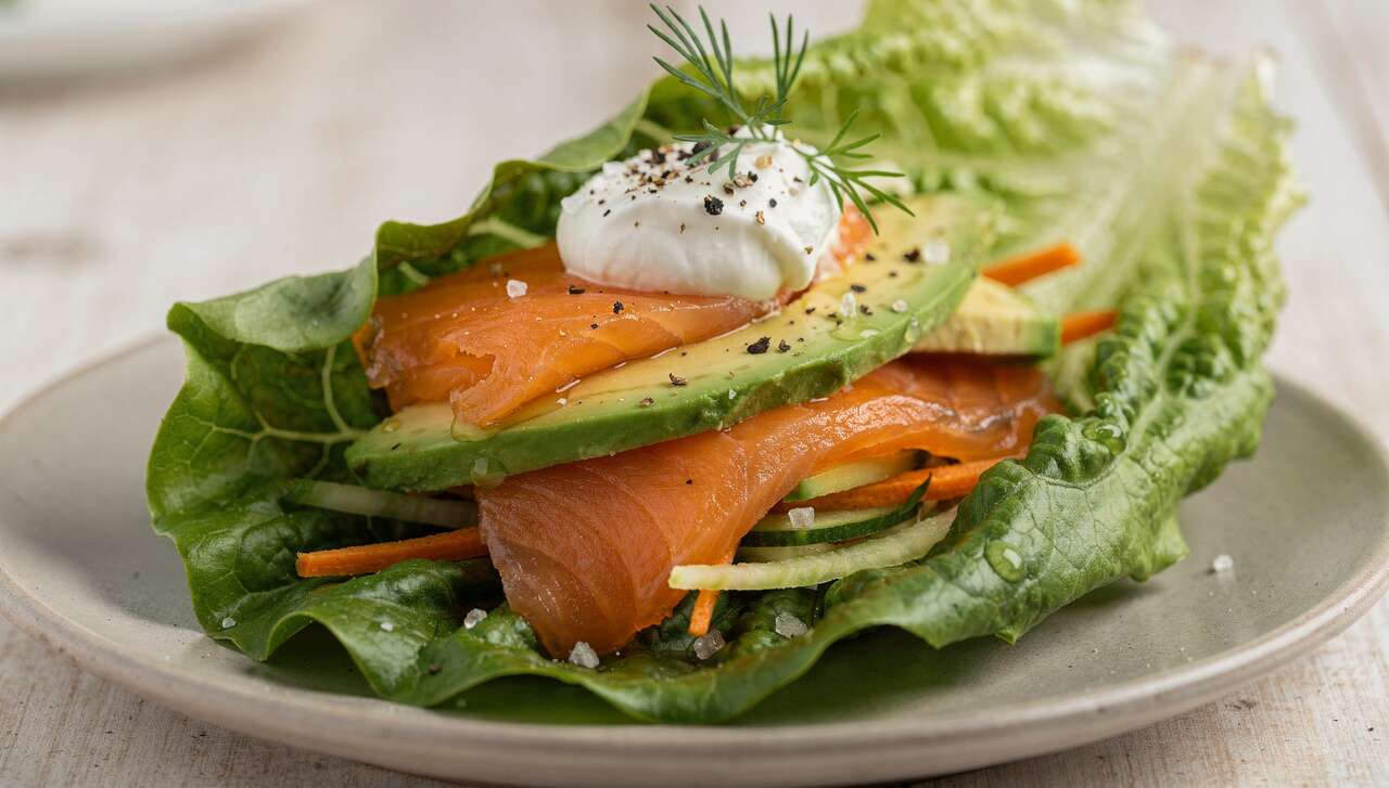 Wrap de laitue au saumon fumé, avocat et légumes frais