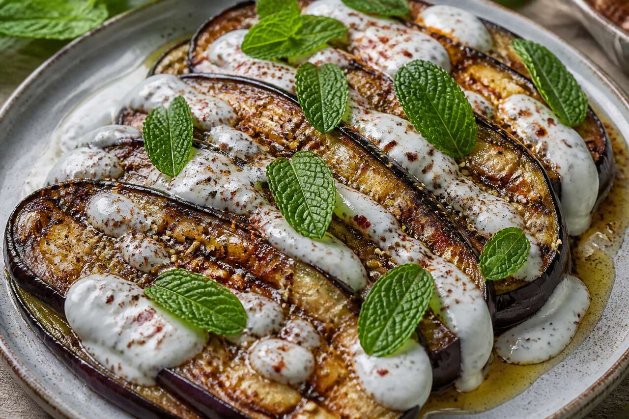 Aubergines grillées au yaourt grec et menthe fraîche : recette savoureuse