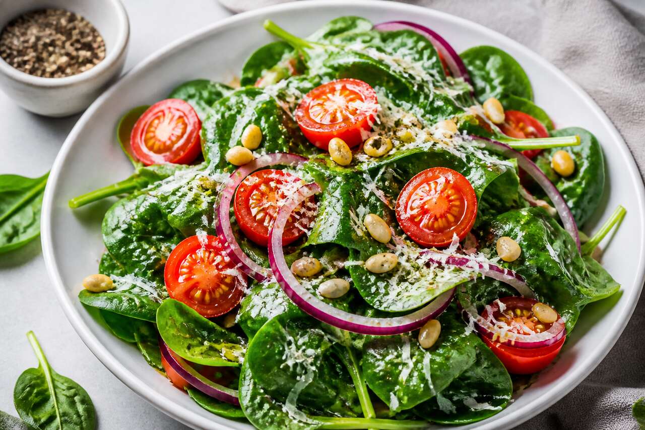 Salade aux pousses d'épinards et tomates : recette simple et savoureuse