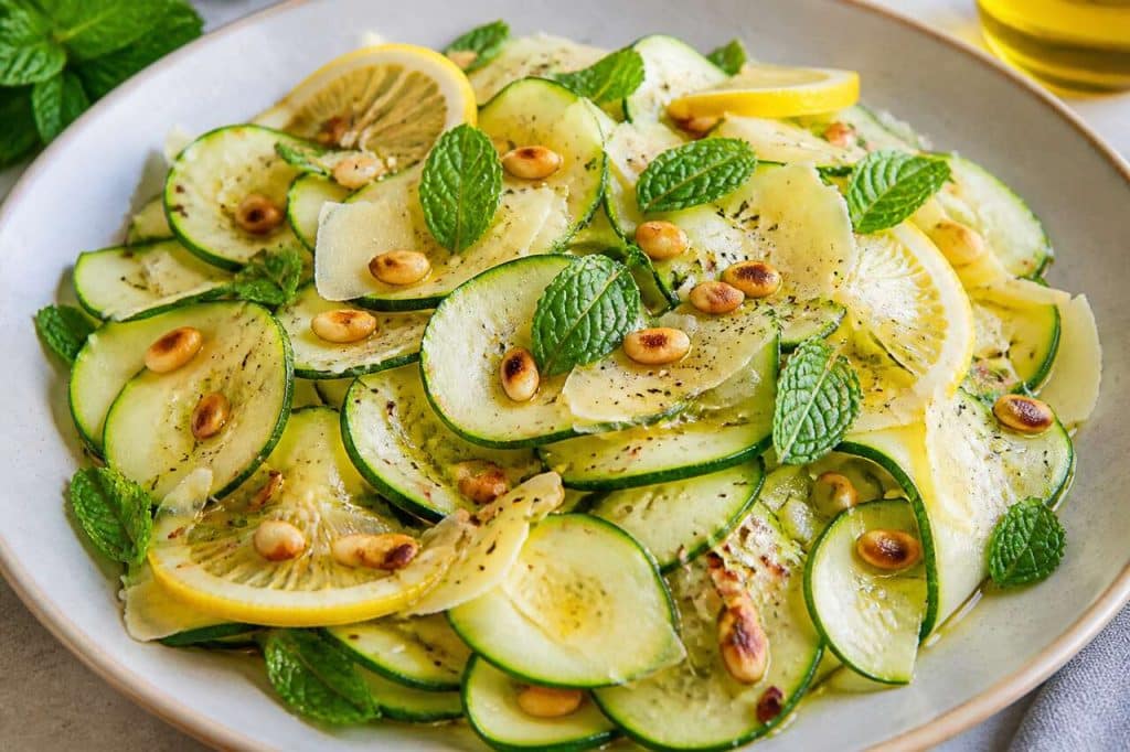 Salade de courgettes crues à la menthe : recette fraîche et gourmande