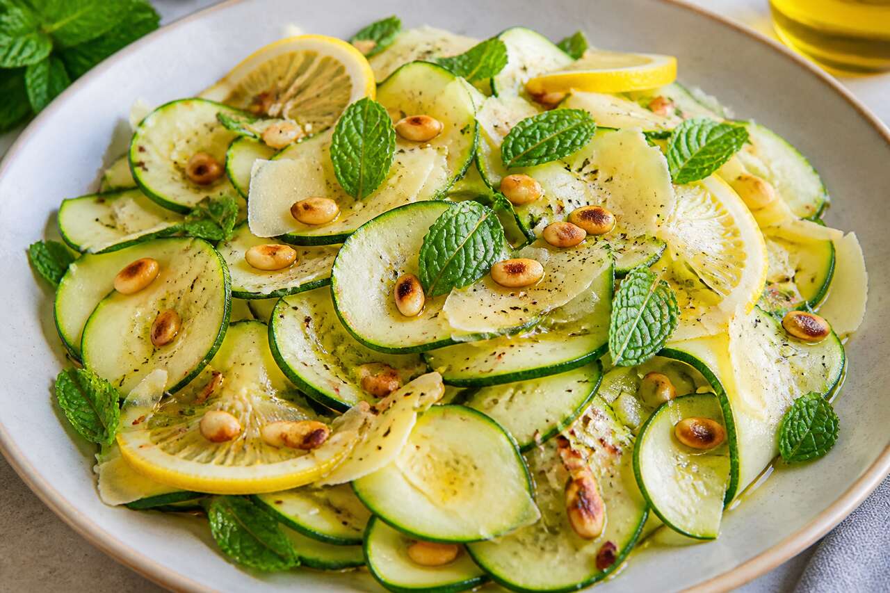 Salade de courgettes crues à la menthe : recette fraîche et gourmande