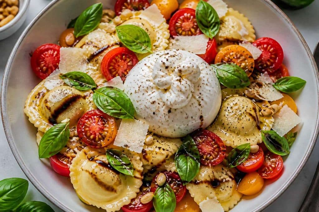 Salade de ravioles, tomates cerise et basilic : recette fraîche et savoureuse