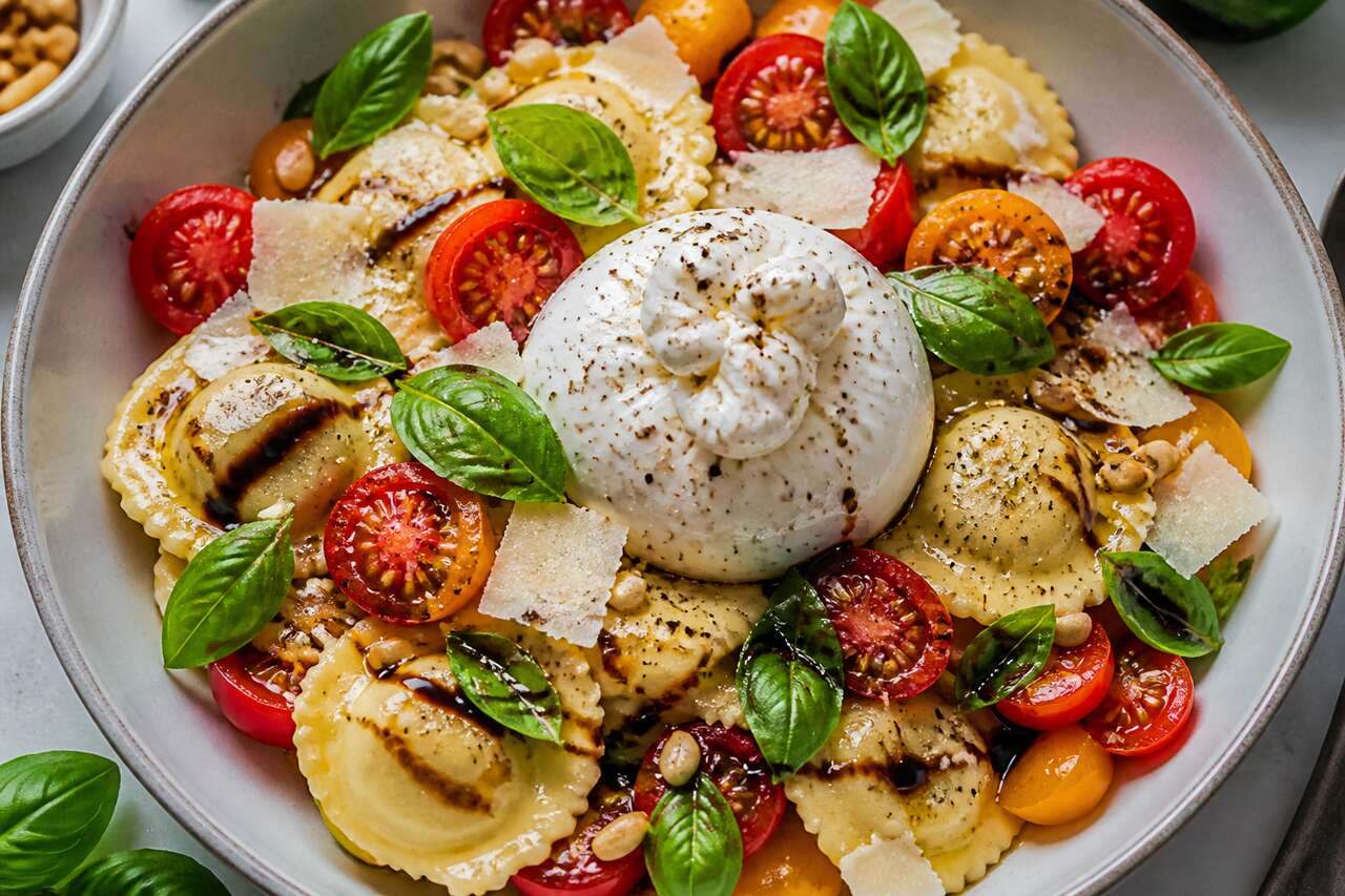 Salade de ravioles, tomates cerise et basilic : recette fraîche et savoureuse