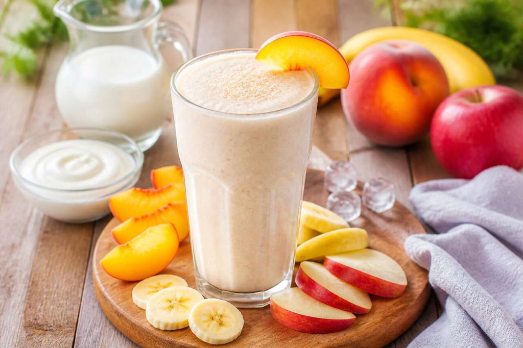 Milk-shake pêche, pomme et banane : recette gourmande à essayer