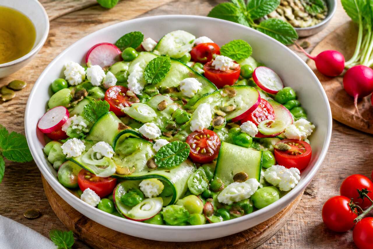 Salade de petits légumes d'été : recette saine et rafraîchissante