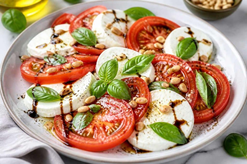 Salade de tomates mozzarella : délice au vinaigre balsamique