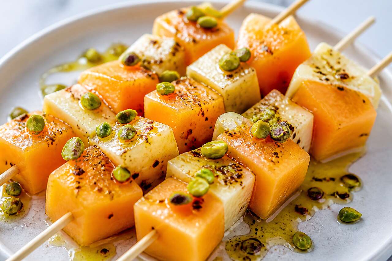 Brochettes de melon mariné au poivre de Timut et muscat, tomme de Savoie igp et pistache