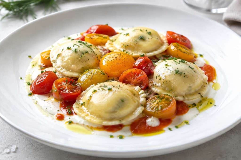 Raviole de saint-jacques et dégradé de tomates colorées