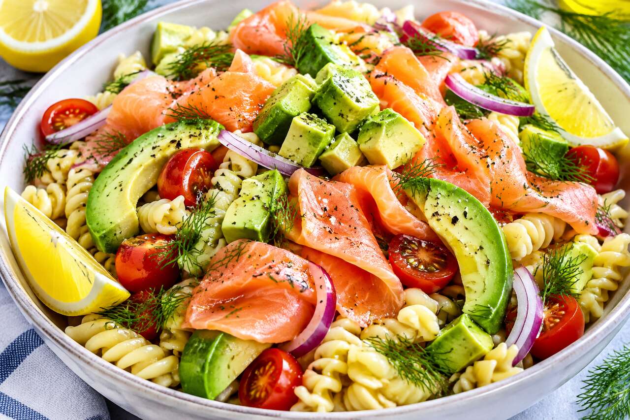 Salade de pâtes : avocat et saumon fumé
